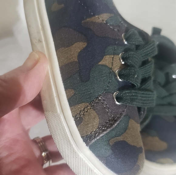 Gap Toddler Camo Sneakers Size 6 - Picture 2 of 7